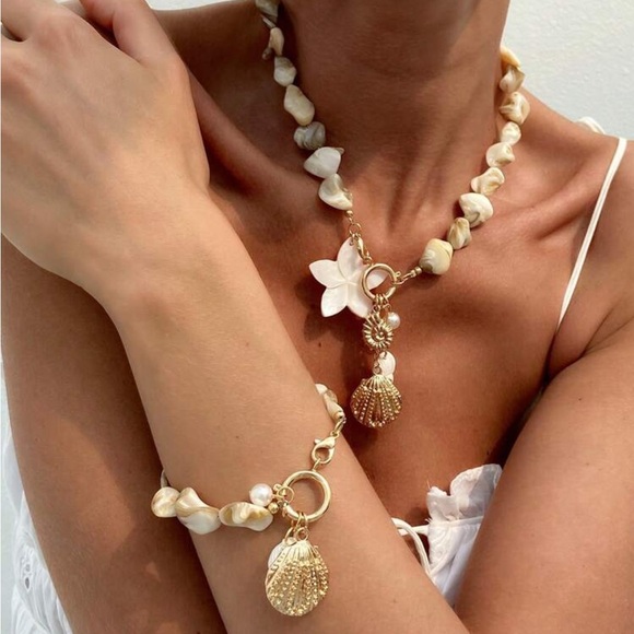 Shell Charm Bracelet M1389 - Picture 2 of 4